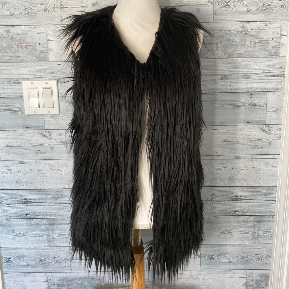 FRANCESCA’S BLACK FAUX FUR VEST